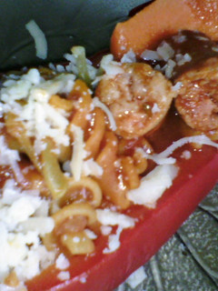 Una foto de Morrones rellenos con fideos y salchichas🌶️ ¯\(ツ)/¯🍝