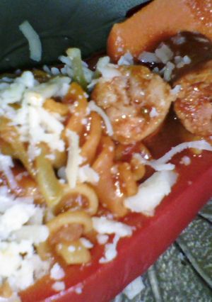 Una foto de Morrones rellenos con fideos y salchichas🌶️ ¯\(ツ)/¯🍝