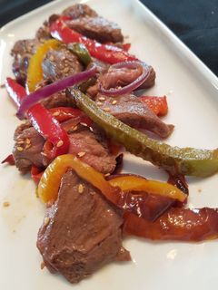 Une photo de Sauté de bœuf aux poivrons et sésame