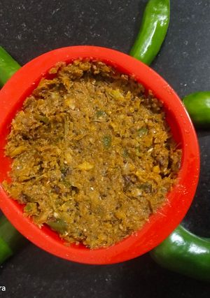 A picture of Green chilli chutney.