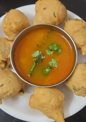 અડદ દાળ ના વડા (Urad Dal Vada Recipe In Gujarati) રેસીપી મુખ્ય ફોટો