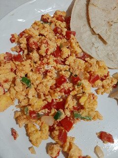 Una foto de Huevo a la mexicana rapidin, rico y nutritivo