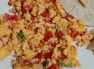 Una foto de Huevo a la mexicana rapidin, rico y nutritivo