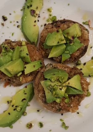 Foto di Funghi ripieni accompagnati dalla freschezza dell avocado