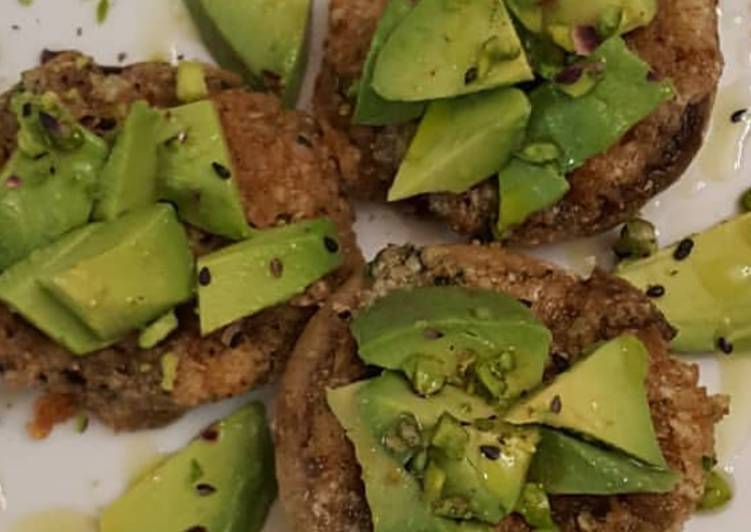 Funghi ripieni accompagnati dalla freschezza dell avocado