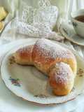 Brioches con yogurt e olio di cocco ripiene di confettura