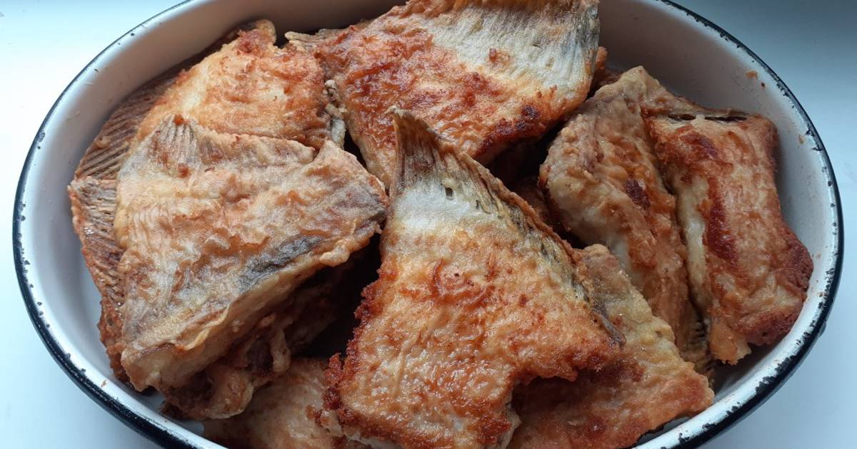 Камбала жареная. Жареная камбала кусочками. Жареный кусочек камбала на сковороде. Камбала жареная порционными кусками.