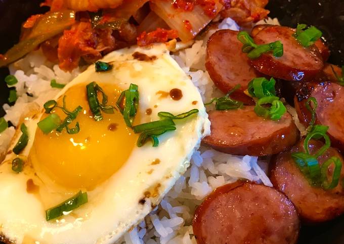 How to Make Super Quick Homemade Steamed Rice with Fried Egg, Sausage &amp; Kimchi