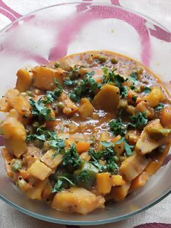 મટોકે અને મિક્સ વેજનું શાક (Matoke Mix Veg Shak Recipe In Gujarati) રેસીપી મુખ્ય ફોટો