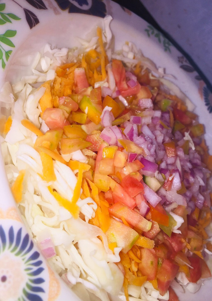 A picture of Cabbage, carrot, tomato n onion.