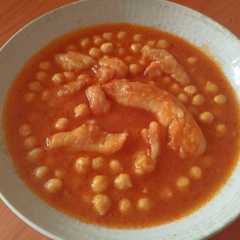 Foto principal de Potaje de garbanzos de bacalao con tomate 🍅🐟