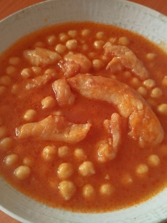 Una foto de Potaje de garbanzos de bacalao con tomate 🍅🐟