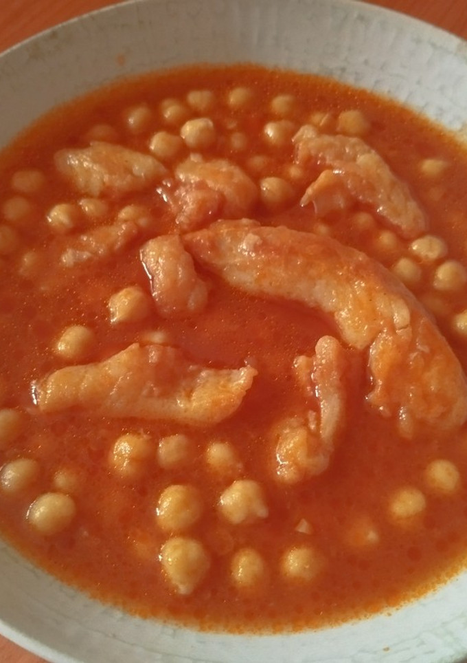 Una foto de Potaje de garbanzos de bacalao con tomate 🍅🐟