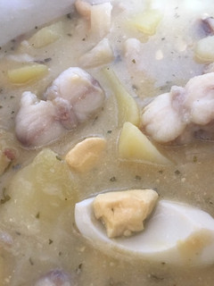 Una foto de Patatas en salsa verde con rape espárragos y huevos duros