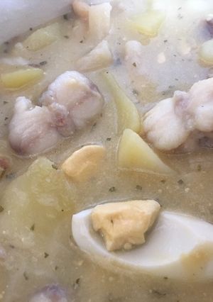Una foto de Patatas en salsa verde con rape espárragos y huevos duros