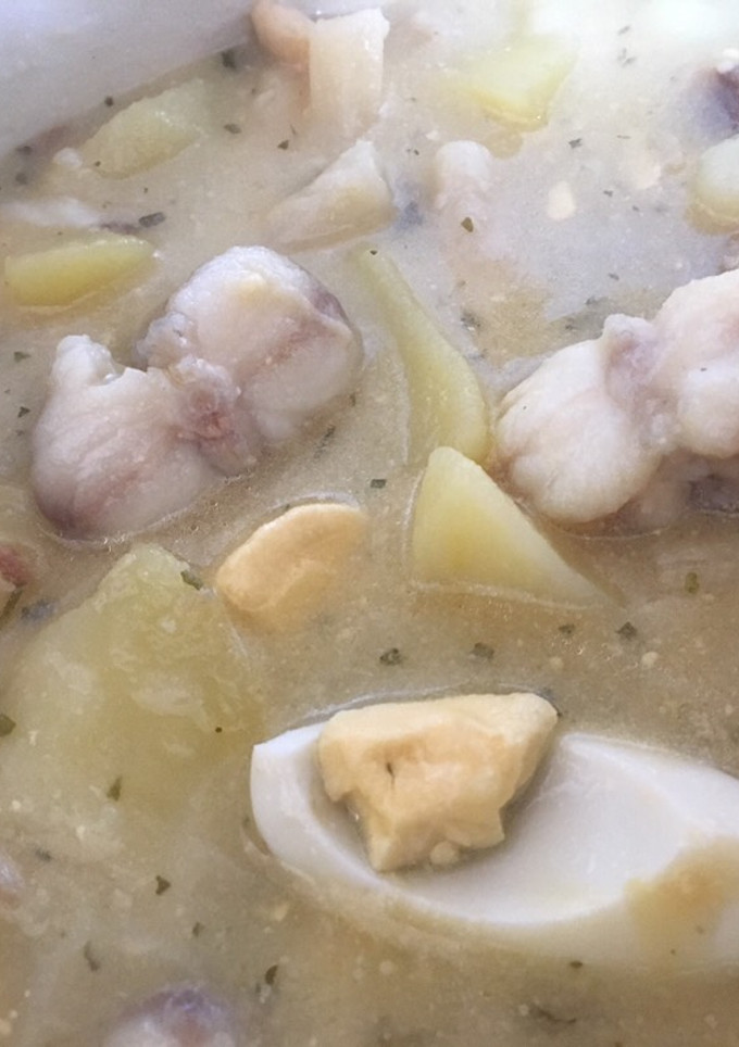 Una foto de Patatas en salsa verde con rape espárragos y huevos duros