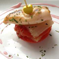 Una foto de Pincho de calamar y pencas de acelga a la plancha