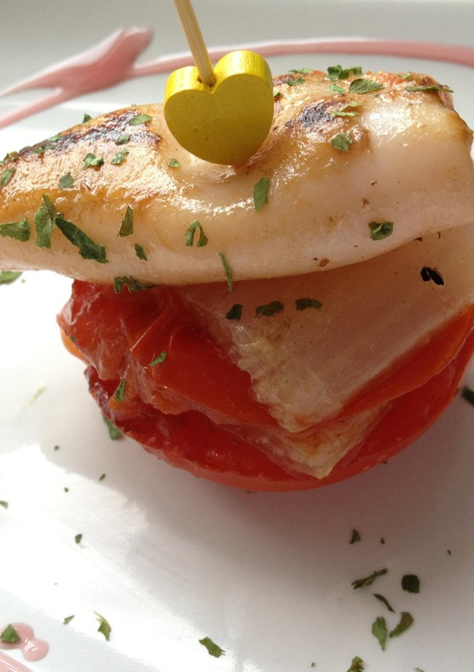 Una foto de Pincho de calamar y pencas de acelga a la plancha