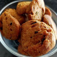 A picture of Methi Mathri.