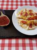 Ravioli di fichi neri granella di noci e caprino