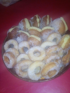 Una foto de Bolitas de fraile y rosquitas súper fácil!!