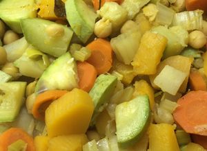 Una foto de Cazuela de verduras y garbanzos (apta vegetarianos y celíacos)