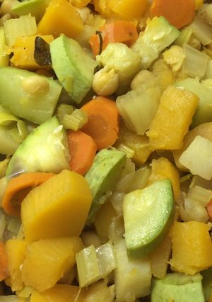 Una foto de Cazuela de verduras y garbanzos (apta vegetarianos y celíacos)