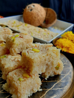 મલાઈ કોપરા પાક (Malai Coconut Barfi Recipe In Gujarati) રેસીપી મુખ્ય ફોટો