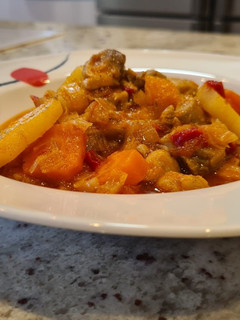 Una foto de Estofado de pollo con patatas y zanahorias