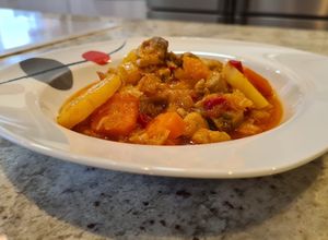 Foto principal de Estofado de pollo con patatas y zanahorias