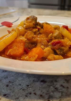 Foto principal de Estofado de pollo con patatas y zanahorias