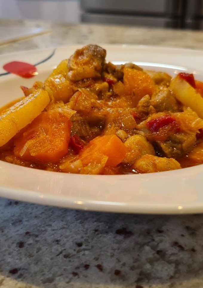 Una foto de Estofado de pollo con patatas y zanahorias