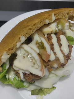 Una foto de Sándwich🥪de vegetales🥙con patties🍔de frijol🫘y soja🥯texturizada🥙