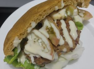 Una foto de Sándwich🥪de vegetales🥙con patties🍔de frijol🫘y soja🥯texturizada🥙