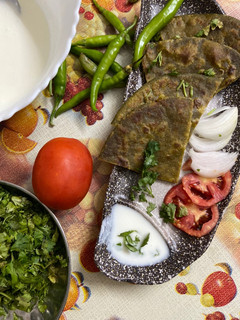 પાલક પરાઠા (Palak Paratha Recipe In Gujarati) રેસીપી મુખ્ય ફોટો