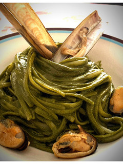 Foto di Linguine alla Crema di Cavolo Nero, con Cannolicchi e Cozze
