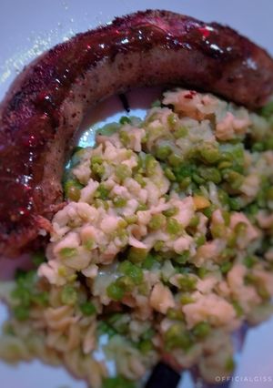 Una foto de Fideos con arvejas y chorizo al chimichurri