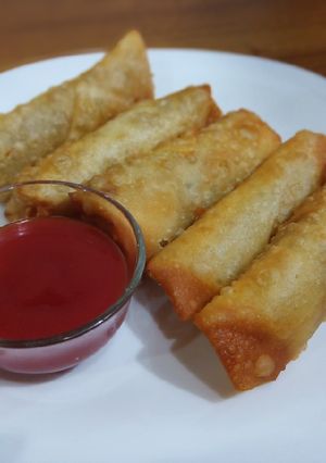 A picture of Chicken vegetable spring rolls.