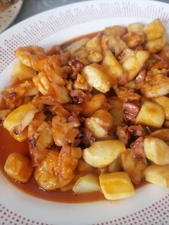 Una foto de Pilpil de pulpo, gambas y sepia