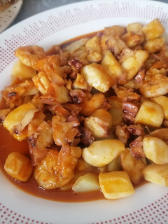 Una foto de Pilpil de pulpo, gambas y sepia