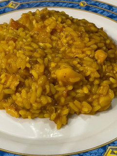 Una foto de Arroz al azafrán con lubina y calamar