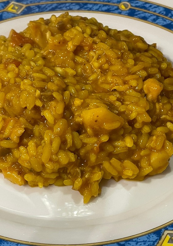 Una foto de Arroz al azafrán con lubina y calamar