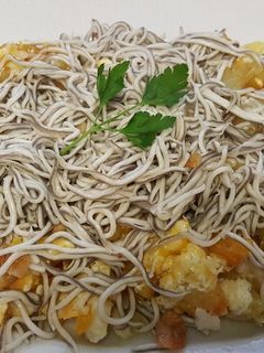 Una foto de Huevos rotos con gulas