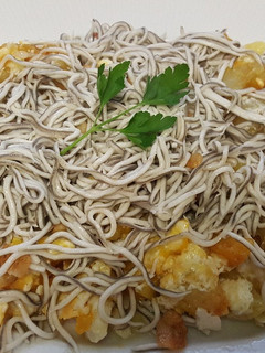 Una foto de Huevos rotos con gulas