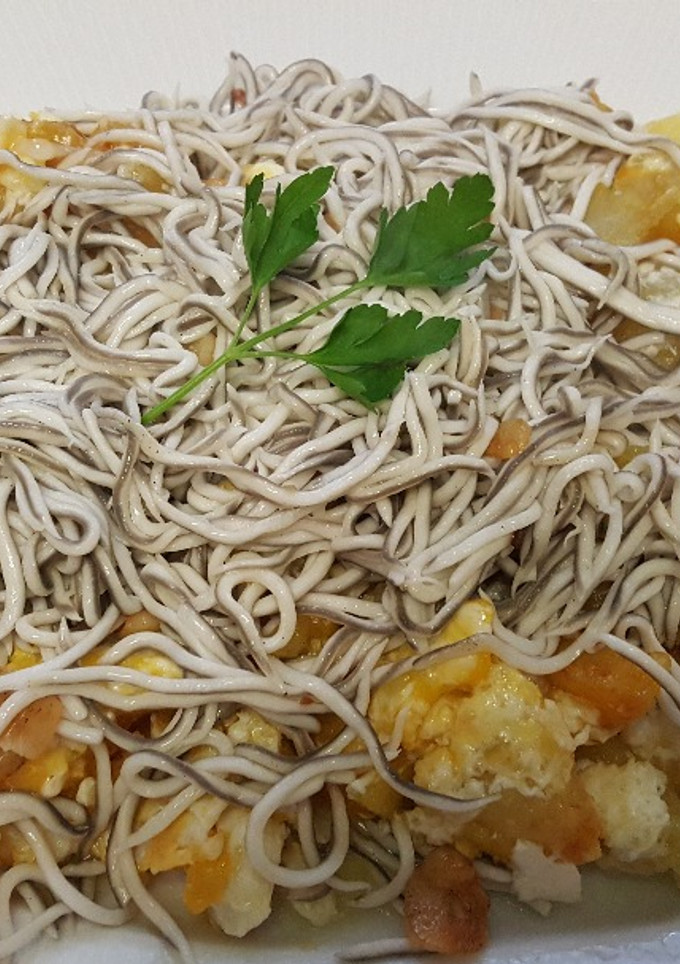 Una foto de Huevos rotos con gulas