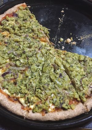 Una foto de Pizza integral de brócoli 🍕🥦