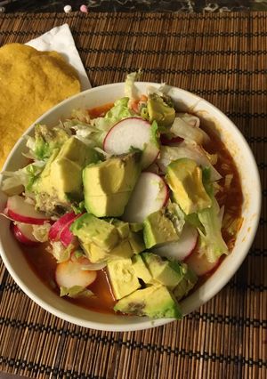Una foto de Pozole rojo