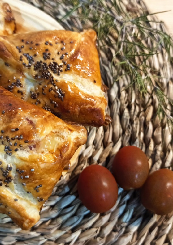 Una foto de Saquitos de hojaldre con salchichas y queso 🥟🧀