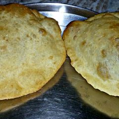 A picture of Bhature.