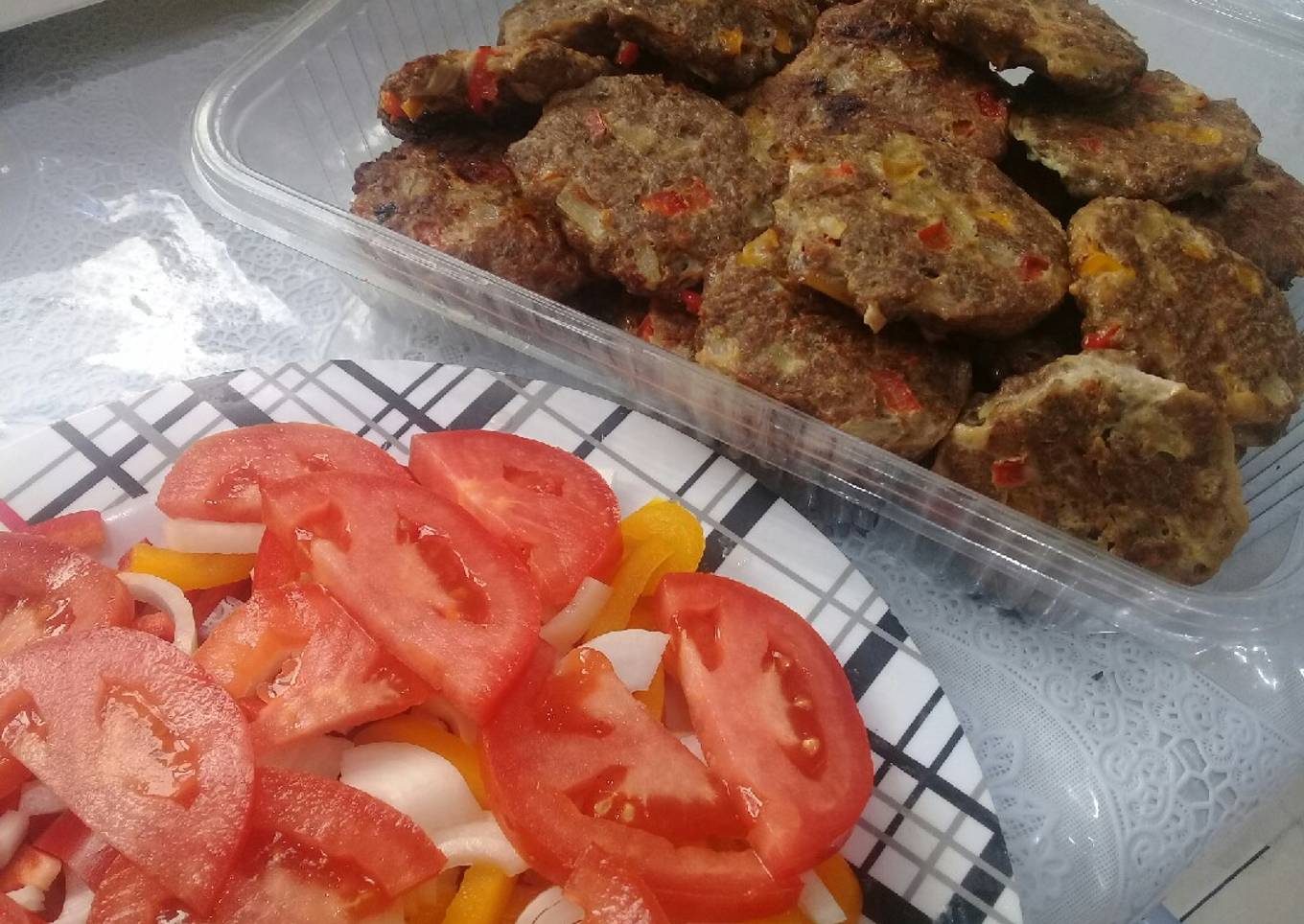 Hamburguesas de carne molida acompañada de ensalada de pimientos